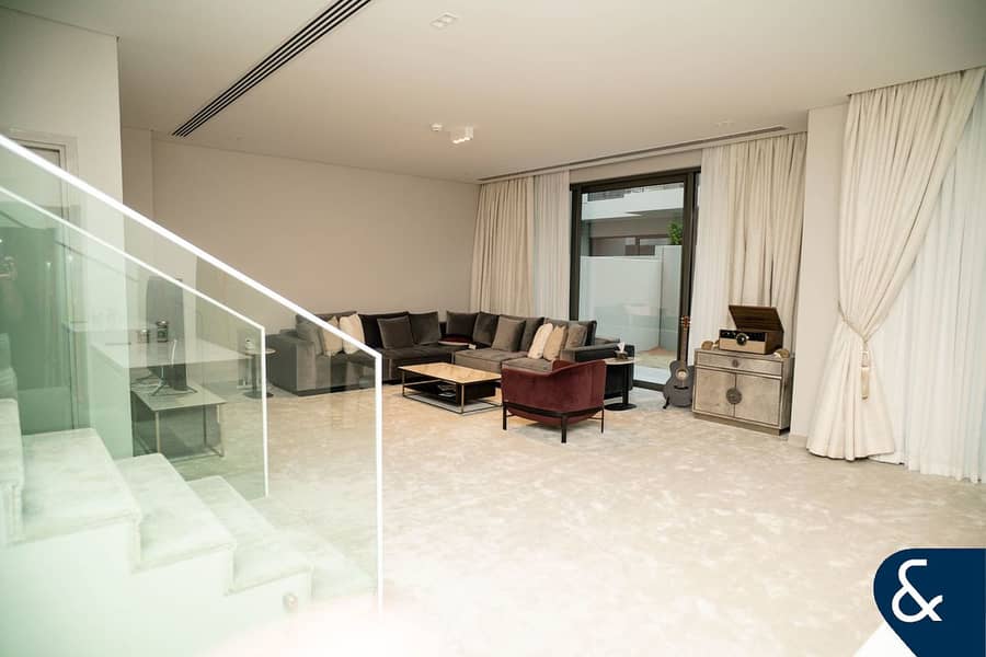 Spacious Corner Unit | Landscaped Garden | VOT