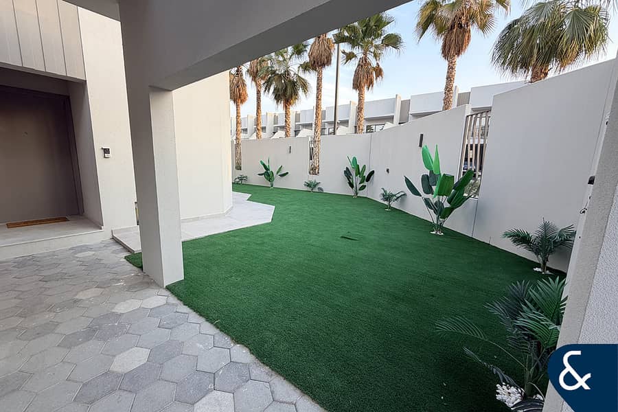 Spacious Corner Unit | Landscaped Garden | VOT