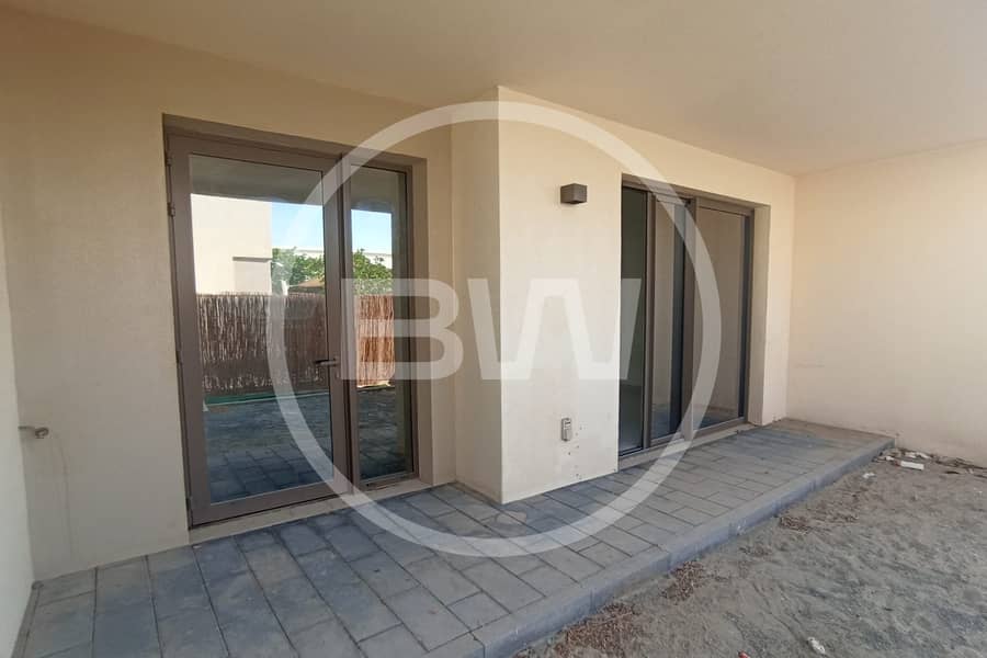 DIRECT AMENITIES ACCESS | VACANT | SINGLE ROW