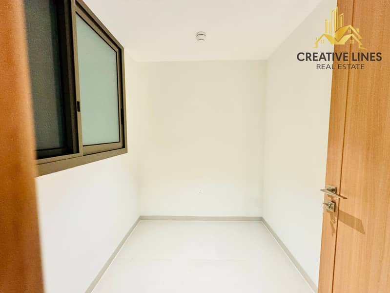 Spacious Apartment With Maid Room Laundry ROOM