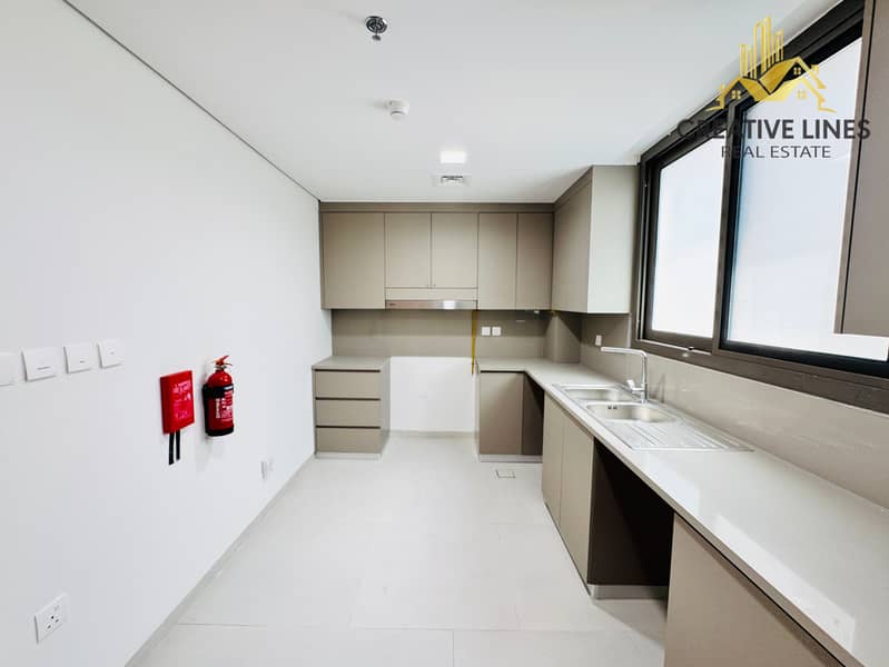 Spacious Apartment With Maid Room Laundry ROOM - Image 8
