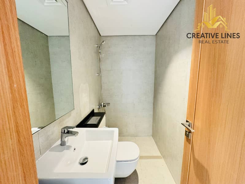 Spacious Apartment With Maid Room Laundry ROOM - Image 15