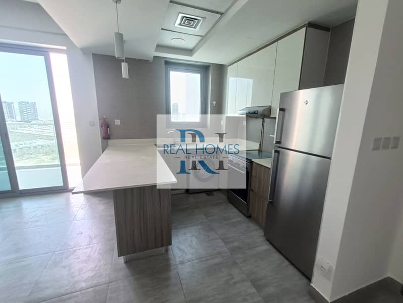 Spacious Layout | High Floor Community View Vacant