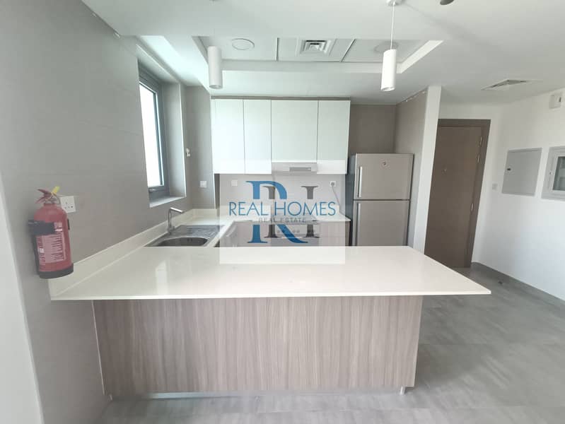 Spacious Layout | High Floor Community View Vacant