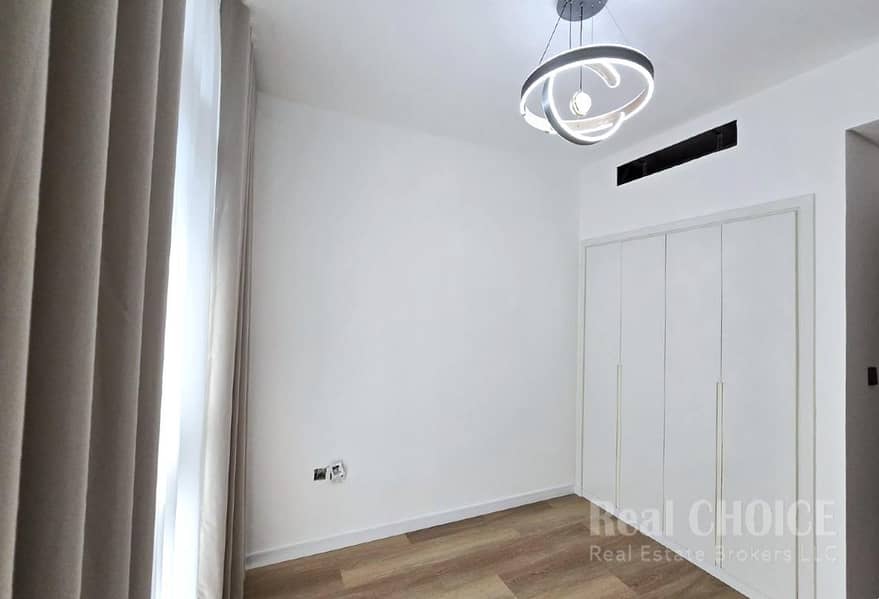 Upgraded Unit I Built in Kitchen I High finishing