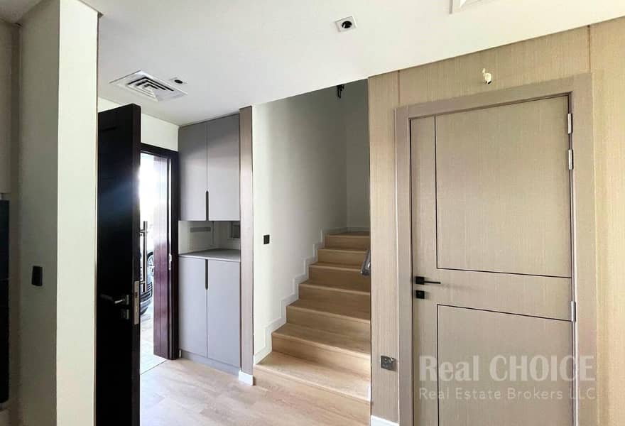 Upgraded Unit I Built in Kitchen I High finishing - Image 8