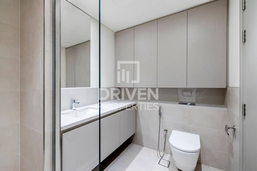 Elegant Apt | Lake and Pool Views | Vibrant Area - Image 9