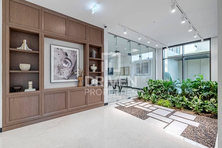 Elegant Apt | Lake and Pool Views | Vibrant Area - Image 11