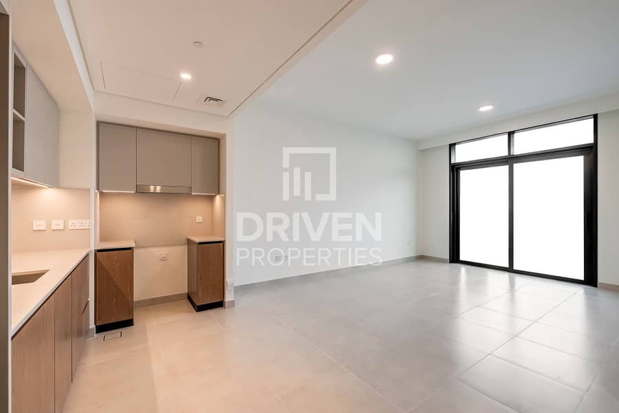 Elegant Apt | Lake and Pool Views | Vibrant Area - Image 15