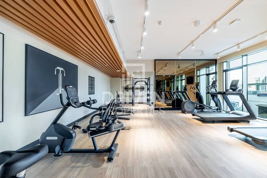 Elegant Apt | Lake and Pool Views | Vibrant Area - Image 16