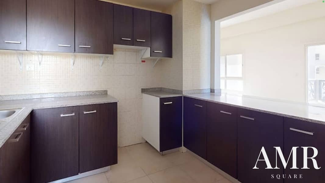 Spacious Layout Vacant - Image 8