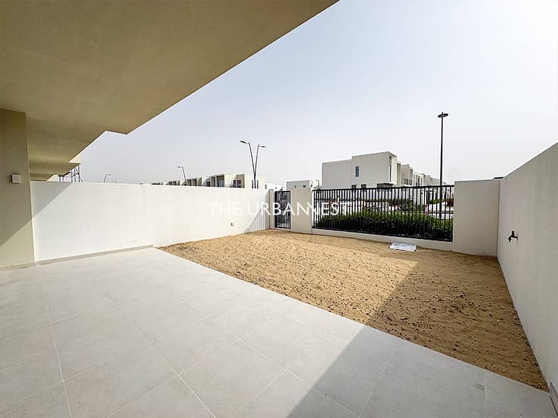 Single Row | Near Park | Middle Unit | Resale - Image 11