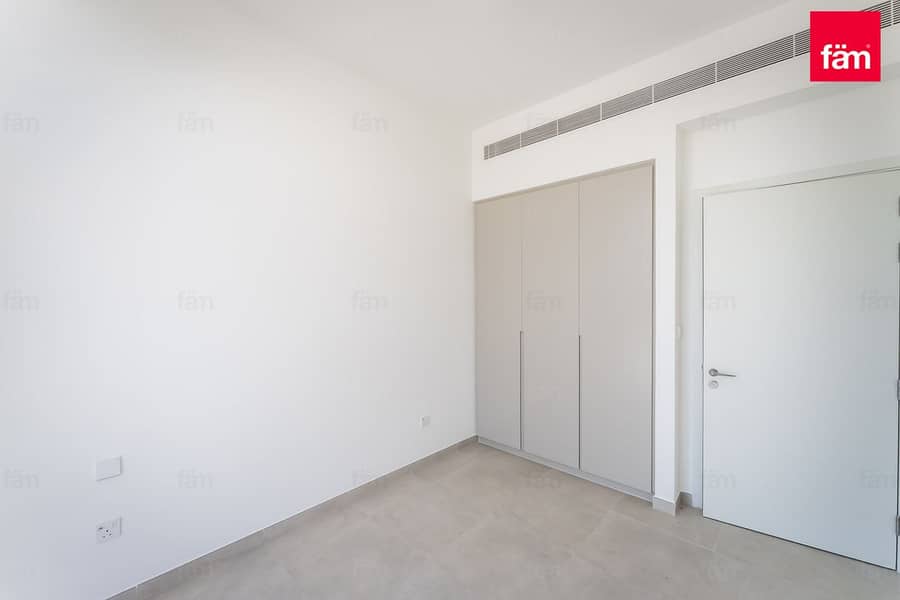 Ready To Move 3 Beds Close To The Park And Pool