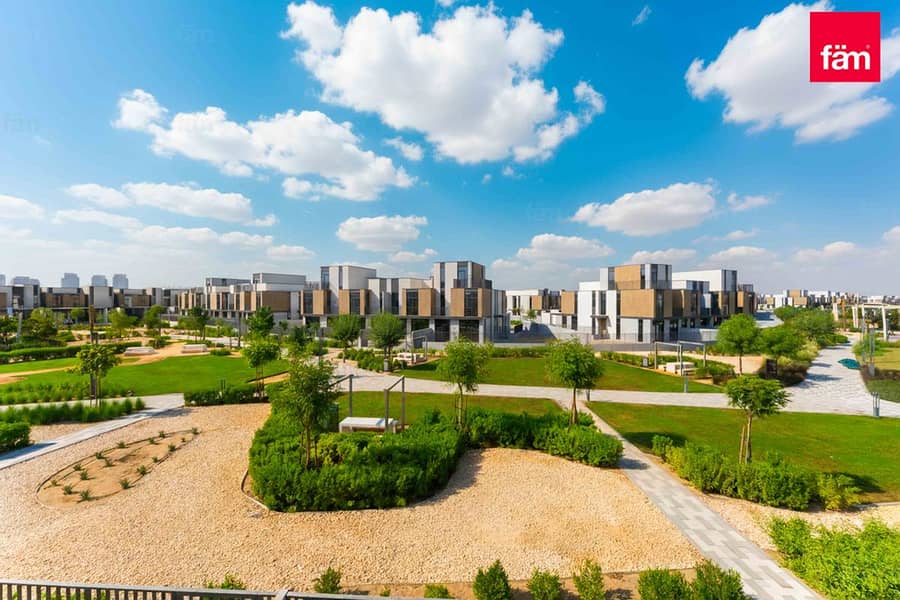 Ready To Move 3 Beds Close To The Park And Pool