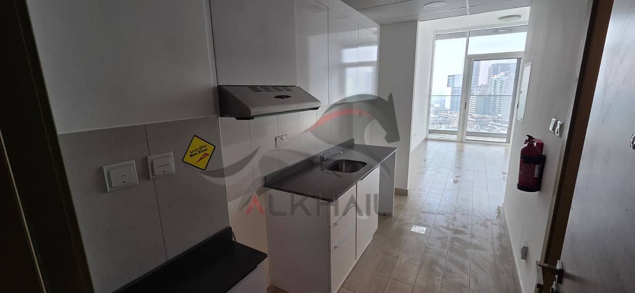 Fully furnished / high floor / villa community view