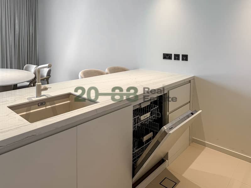 Aesthetic Interiors l Huge Layout l City Skyline - Image 28