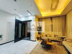 عرض مميز! فيلا واسعة مكونة من 4 غرف نوم مع مجلسين و6 حمامات للبيع في هوشي - مساحة 3500 قدم مربع | 2.5 مليون درهم إماراتي