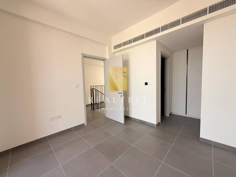 Modern 5-Bedroom Villa in Gated June Community - Image 7