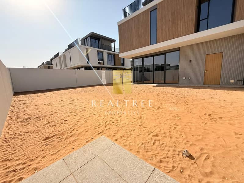 Modern 5-Bedroom Villa in Gated June Community - Image 14