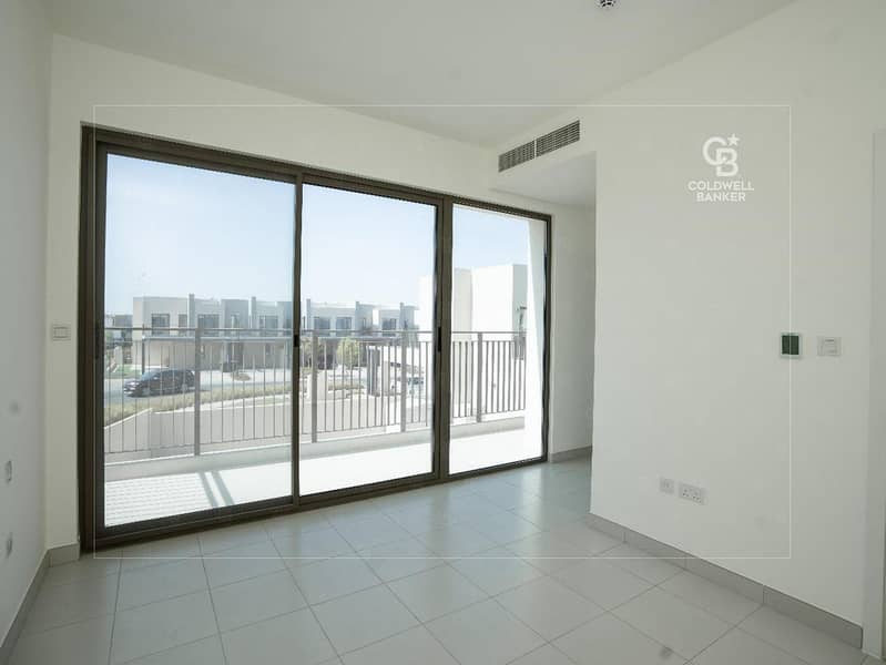 Brand New | Single Row | Pool & Community View