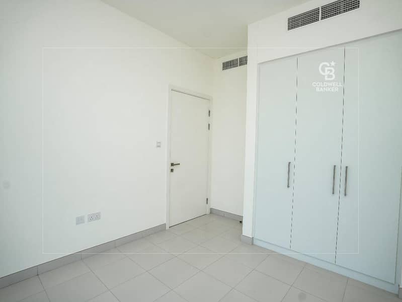 Brand New | Single Row | Pool & Community View