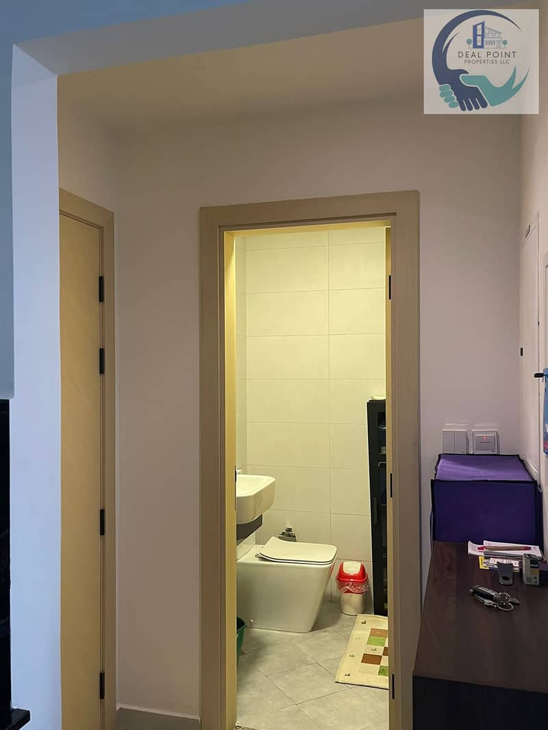 Furnished || Near Circle Mall & Schools || 10 Mins from Internet City & Media City || 12 Mins from Downtown & DIFC || Gym, Pool & Jacuzzi - Image 7