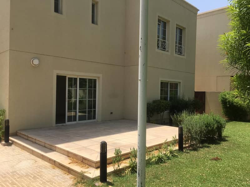 Fabulous 4 BR Villa in The Lakes|AED 240