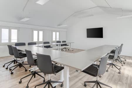 Office para en Alquiler en Downtown Dubai, Dubai - Regus Riva Gulli 5740 Trieste Italy Large Meeting Room Without People. jpg