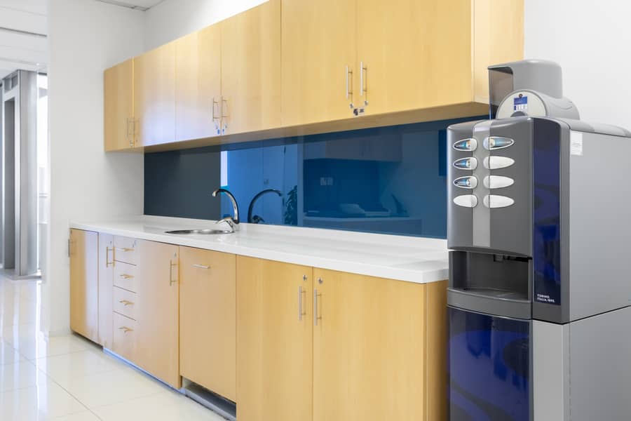 6 Regus_ADGMAlMaqam_2180_AbuDhabi_UAE_Kitchen. jpg