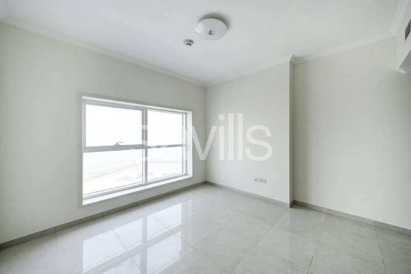 Spacious 1BR with Fitted Kitchen | Laundry room