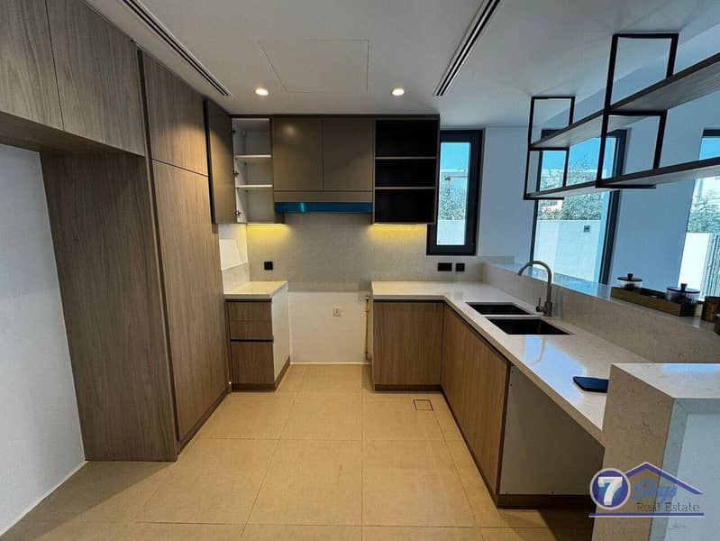 4 BR plus Maids Room I Prime Location | Vacant - Image 8