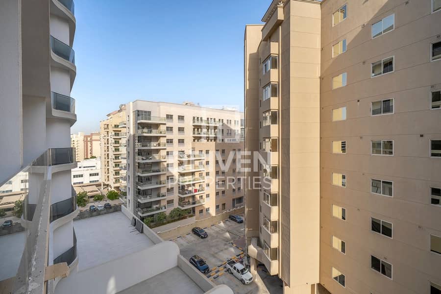 Spacious Living | Closed Kitchen | Semi Furnished Spacious Living | Closed Kitchen | Semi Furnished