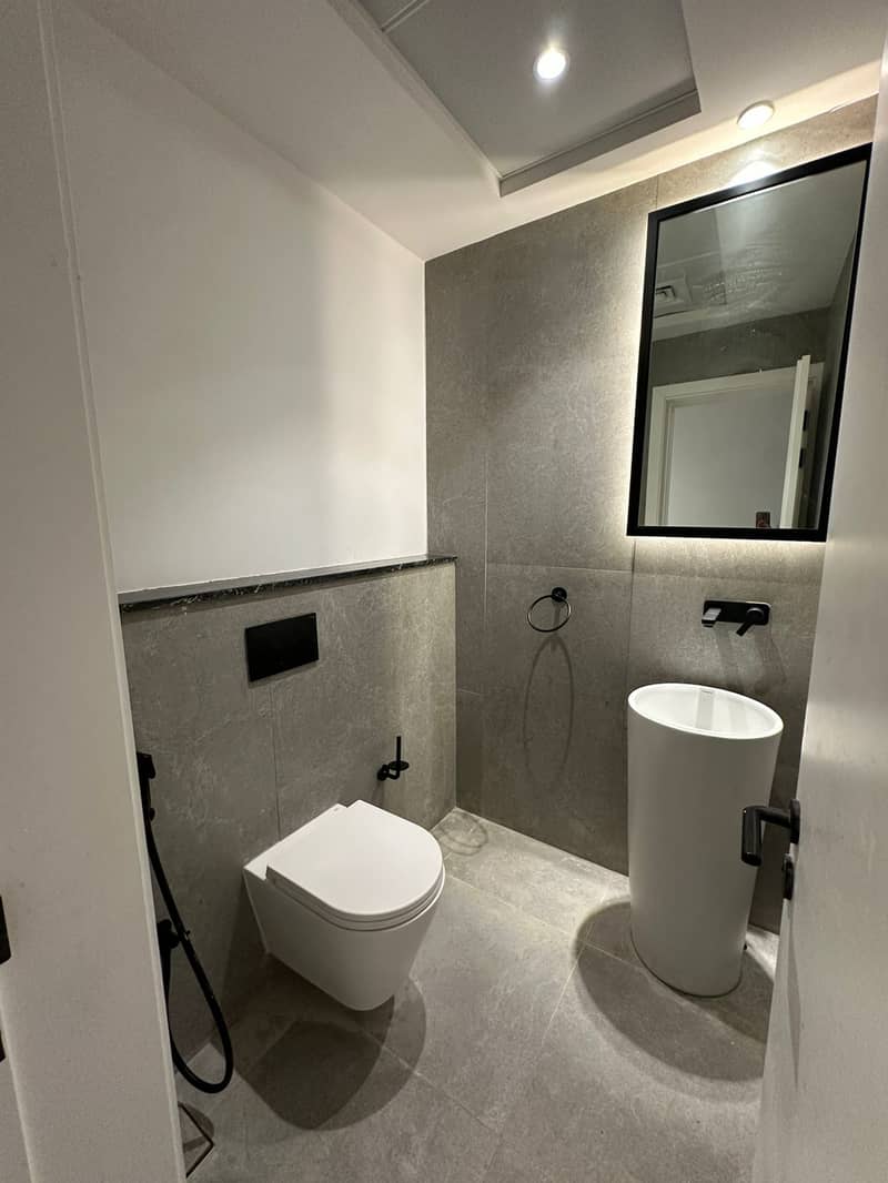 8 Bathroom. jpeg