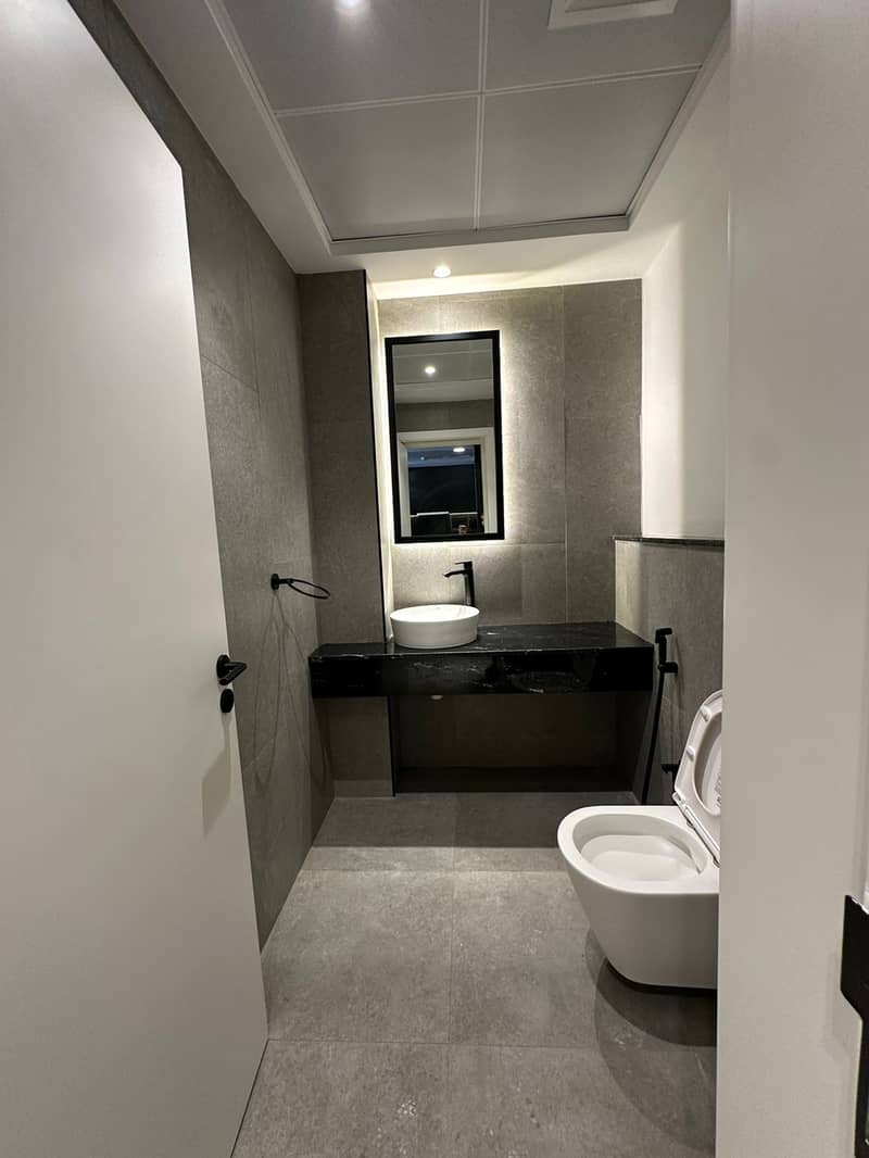 9 Bathroom 2. jpeg
