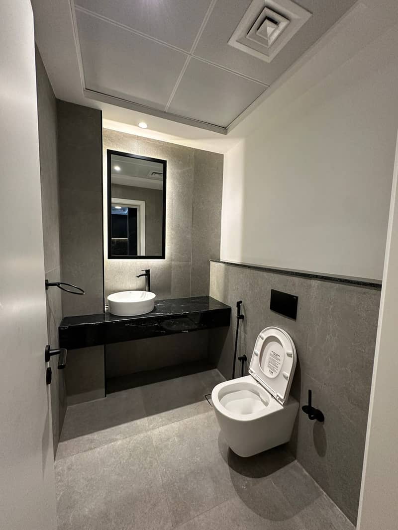 10 Bathroom. jpeg