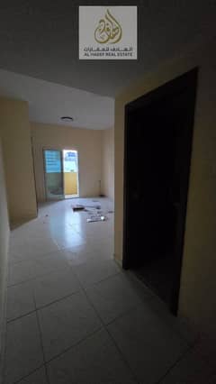 غرفه وصاله مع اتنين حمام وخزائن بالحائط صاله منعزله مساحات كبيره جدا واطلاله مفتوحه وباقل الاسعار