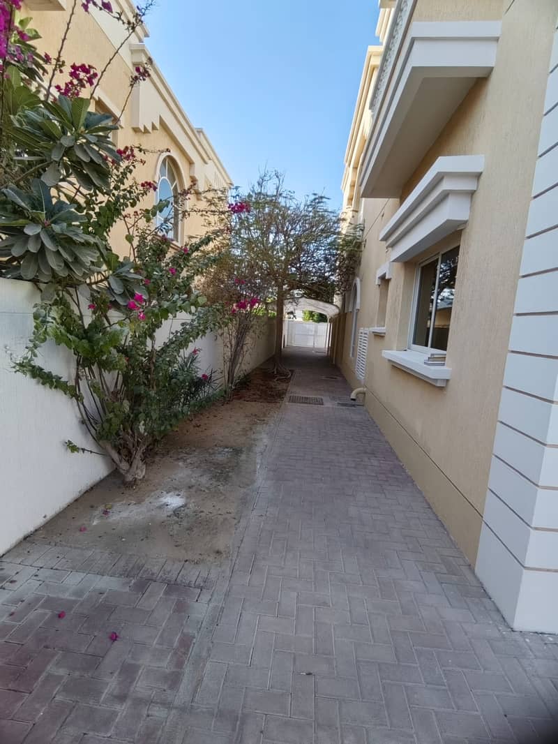 In AL MANARA DUBAI ADJACENT TO SHEIKH ZAID ROAD A Nice INDEPENDENT 5 BEDROOMS with 2 HALL VILLA available for RENT - Image 20