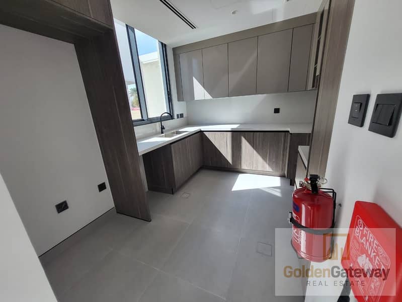 4 BR | Single row | Near Amenities - Image 10