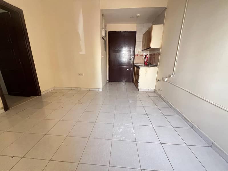 Lavish studio good building near muwailah bus rent19k