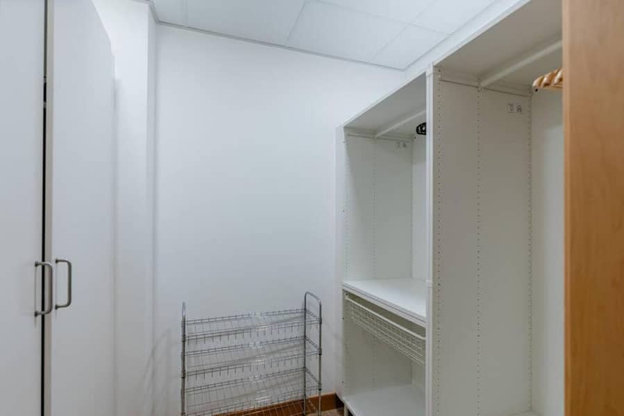 23 walk in closet. jpg