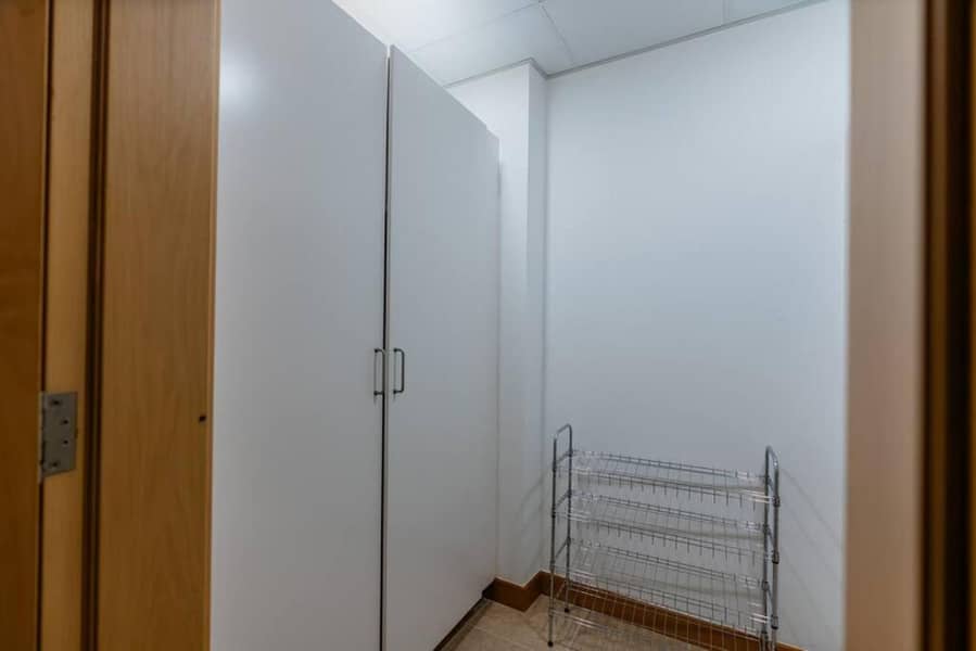 24 walk in closet1. jpg