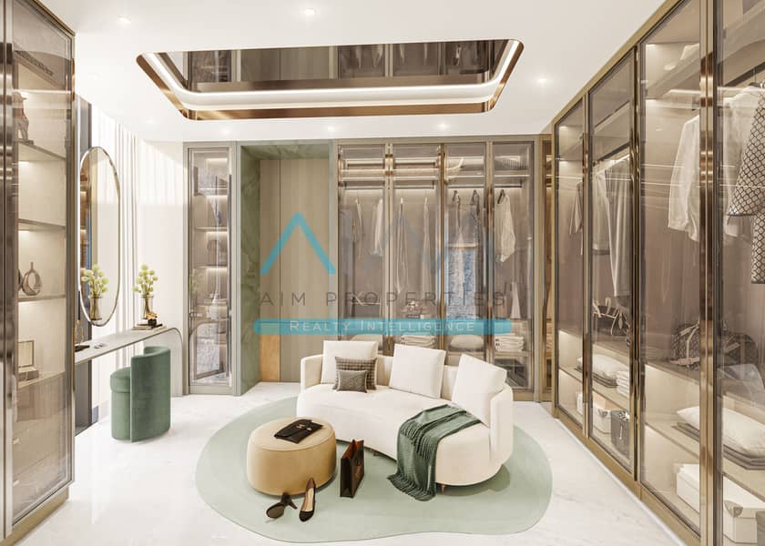 8 Master Bedroom - Walki-in Closet. jpg
