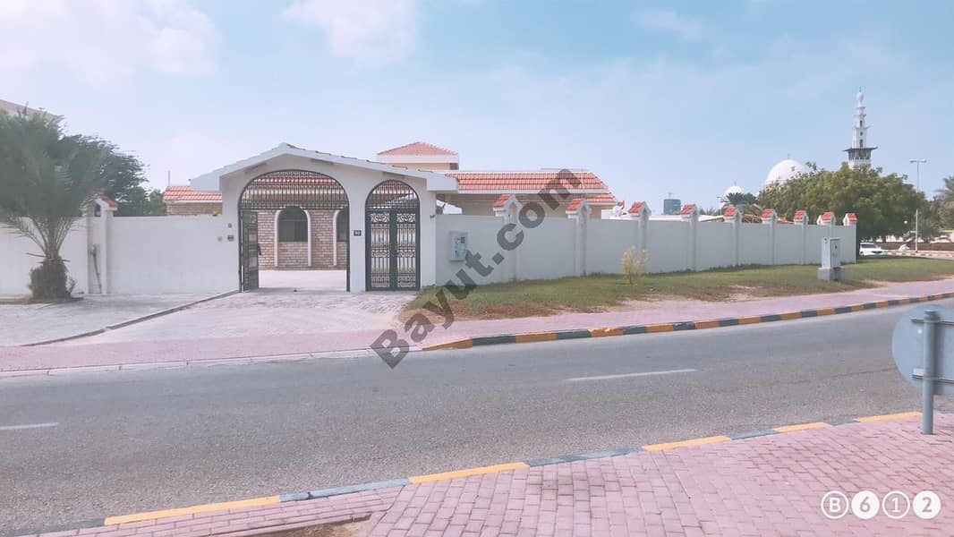 Villa for rent in Musherif on the street and on the corner of a large area and a great location