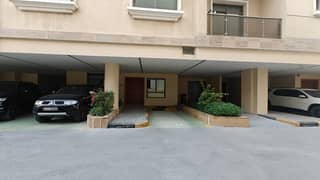 فيلا دوبلكس واسعة وجميلة مكونة من غرفتي نوم وصالة وغرفة للخادمة متاحة للإيجار في قرية جميرا الدائرية • الإيجار 140 ألف