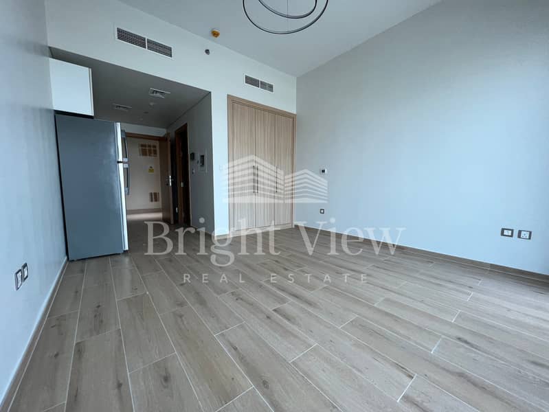 SEMI FURNISHED STUDIO CHILLER FREE ROAD FACING