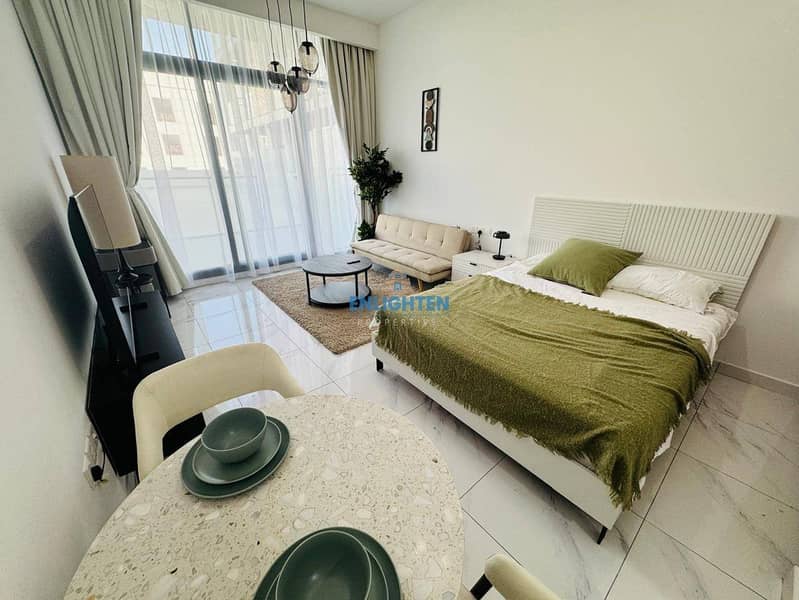 Fully furnished/ huge terrace / pool access Fully furnished/ huge terrace / pool access