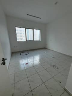 للايجار في الشارقه منطقه التعاون شقه ثلاث غرف وصاله اطلاله بحريه موقع استراتجي مساحه واسعه جدا غرفه خادم بركن في البرج