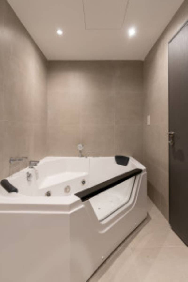 4 jacuzzi. jpg
