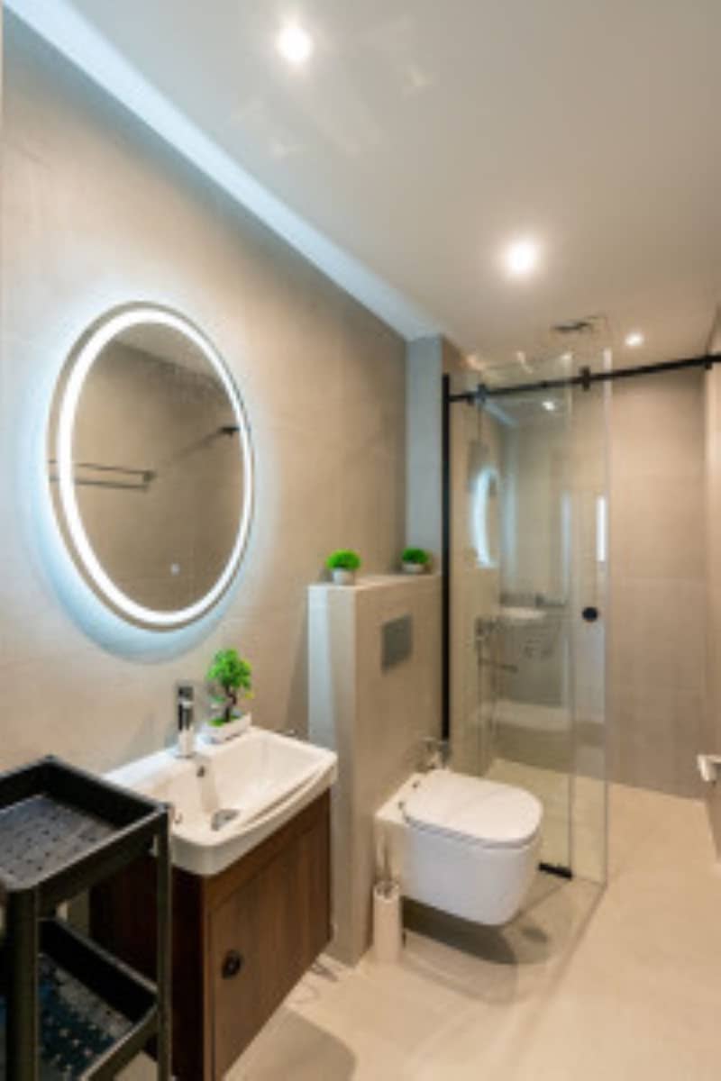 22 main bathroom with shower. jpg