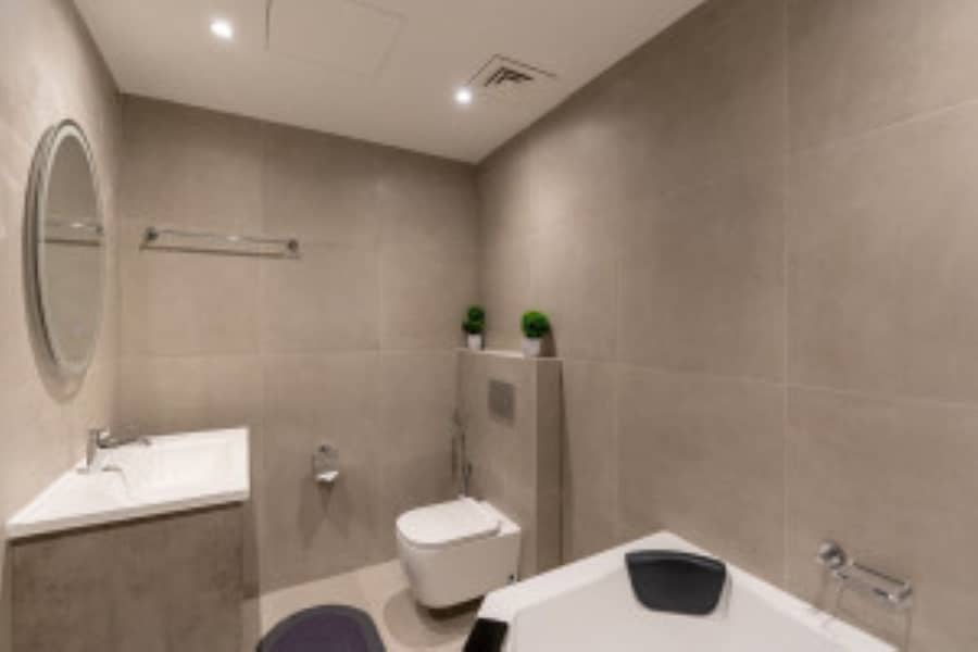 25 second bathroom with jacuzzi. jpg